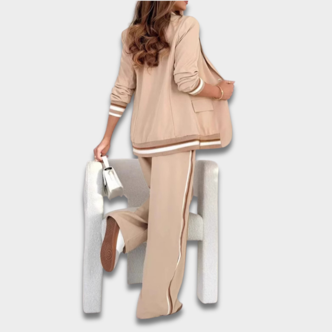 Damski casualowy zestaw z marynarką i spodniami z szeroką nogawką z kontrastowym paskiem ModaBoutique