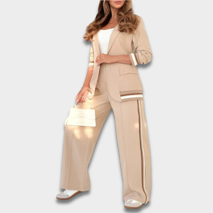 Damski casualowy zestaw z marynarką i spodniami z szeroką nogawką z kontrastowym paskiem ModaBoutique